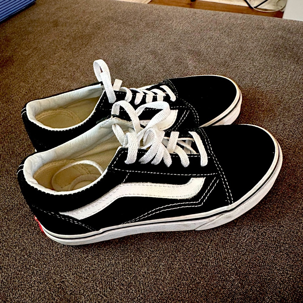Girls vans size 1 US. Black and white. Worn once.